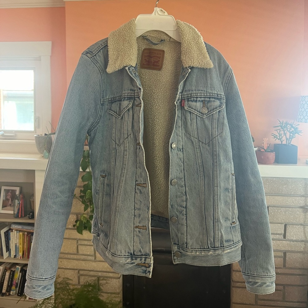 Women’s small Levi Sherpa lined jacket